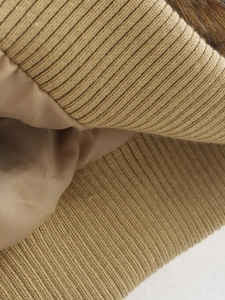 Detailansicht der hellbraunen Strickbündchen und des glatten Synthetik-Innenfutters