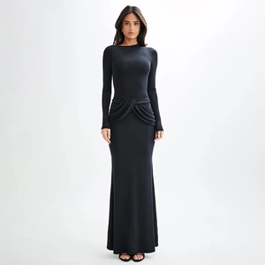 Détail d'une élégante robe noire à manches longues avec taille plissée et encolure ronde