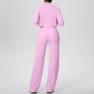 Vue arrière d'un ensemble de yoga rose 3 pièces avec veste longue et pantalon large