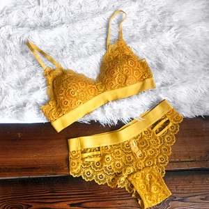 Détail de l'ensemble de lingerie en dentelle française jaune moutarde sans armatures