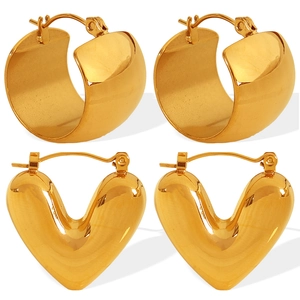 Boucles d'oreilles créoles dorées en C et bijoux en métal poli en forme de cœur pour femme