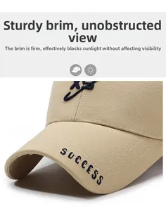 Détail de casquette de baseball en sergé kaki avec broderie Success sur la visière rigide