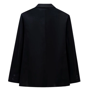 Vue arrière d'un blazer en velours noir montrant la coupe cintrée et la texture du tissu