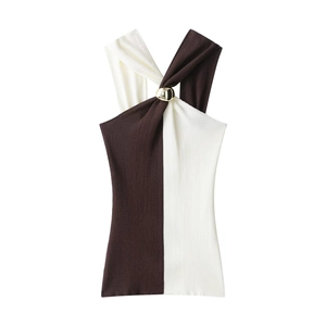 Top halter in maglia bicolore marrone e bianco con anello in metallo dorato