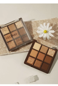 Vista macro detallada de la paleta de sombras de ojos de chocolate con 9 tonos y texturas mate