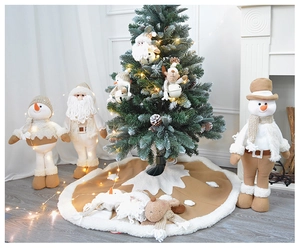 Dettaglio del tappeto per albero di Natale in peluche con pupazzo di neve in maglia