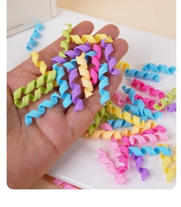 Detail von bunten Spiralen aus Fimo-Polymer-Ton für DIY-Bastelarbeiten und Zubehör