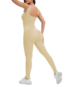 Détail de la combinaison de yoga sans couture beige côtelée montrant la texture stretch