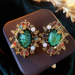 Baroque vintage earrings with emerald glass and pearls in a classic gold setting
