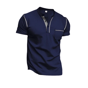 Dettaglio polo da uomo blu navy con finiture grigie a contrasto e taschino sul petto