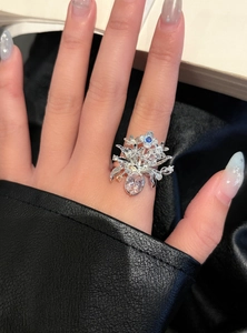 Gros plan d'une bague fleurie vintage française avec des pierres étincelantes sur une main