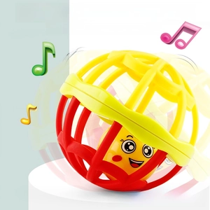 Détail du hochet pour bébé avec balle évidée rouge et jaune montrant le noyau sonore interne