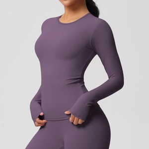 Détail d'un haut de yoga à manches longues avec passe-pouces en tissu violet brossé