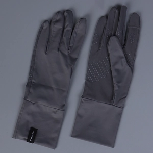 Détail de gants de protection solaire avec paume antidérapante et étiquette de fraîcheur