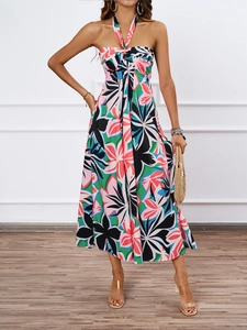 Détail de la robe licou à imprimé tropical avec lien à la taille et dentelle ajourée