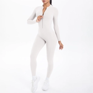 Nahaufnahme des hoch elastischen Yoga-Bodysuits in Nude mit Reißverschluss und Stehkragen