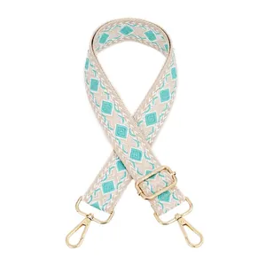 Dettaglio della tracolla jacquard a rombi bohémien con fibbie in metallo oro chiaro