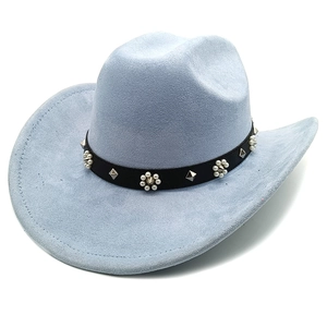 Chapeau de cowboy bleu clair en suédine avec ceinture cloutée et détails en perles