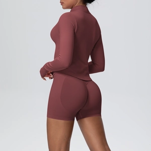 Vue détaillée du short de fitness taille haute et veste zippée à manches longues mauve