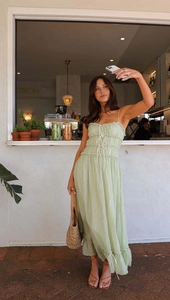 Détail de la robe d'été vert clair avec coutures en dentelle et taille haute élégante