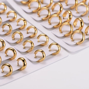 Glänzende 4mm goldene Edelstahl-Creolen in einer minimalistischen Großhandelsanzeige