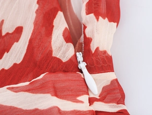 Détail d'une fermeture éclair invisible sur une robe en mousseline à motif géométrique