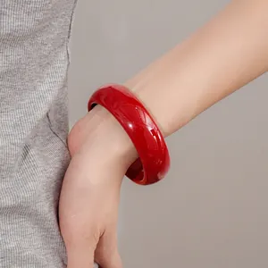 Bracelet jonc en résine rouge vif poli pour femmes avec un design circulaire épais