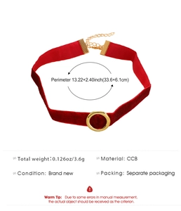 Choker in velluto rosso con pendente a cerchio dorato e chiusura a moschettone regolabile