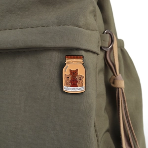 Süße Emaille-Brosche mit Hunde-Antidepressiva-Motiv an einem grünen Rucksack