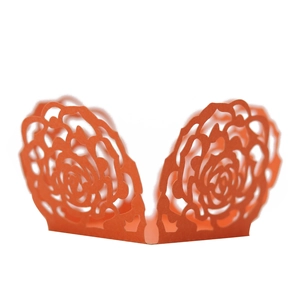 Détail du motif floral de rose découpé au laser sur une boîte à bonbons de mariage rouge