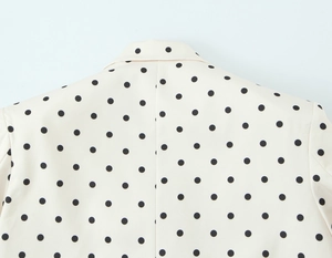 Vue détaillée du col à revers et de la couture arrière du blazer blanc à pois