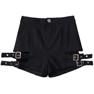 Dettaglio degli shorts neri a vita alta con fibbie metalliche e cinturini regolabili