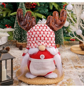Détail de poupée gnome de Noël avec bois de cerf dans un décor festif de fête