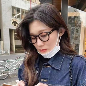 Gros plan de lunettes Wellington écaillées avec rivets métalliques portées par une femme