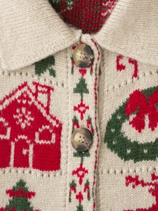 Détail de la maille jacquard et des boutons marbrés sur le cardigan de Noël festif