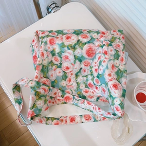 Dettaglio della borsa tote in tela con motivi a rose in stile pittura a olio