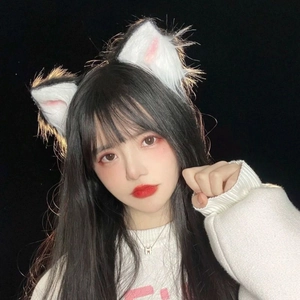 Diadema con orejas de gato blancas de felpa usada por una modelo asiática de cosplay