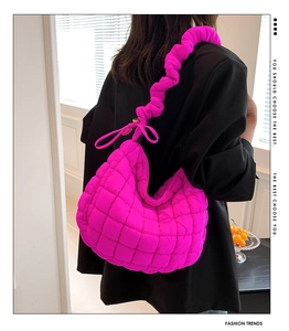 Detail van fuchsia gewatteerde cloud bag met zachte puffer textuur en ruches schouderband