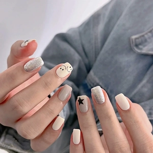 Faux Ongles à Presser Roses Lotus pour Femmes Courts Carrés Arrondis Avec Étoiles et Visage Souriant Paillettes Manucure Quotidienne