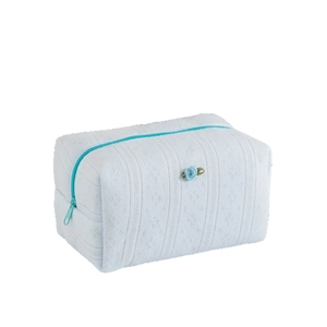 Borsa da trucco lavorata a maglia azzurra con decorazione a rosa e zip da viaggio