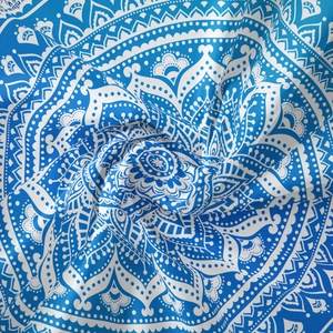 Détail du motif mandala bleu et blanc sur un tissu bohème doux au toucher soyeux