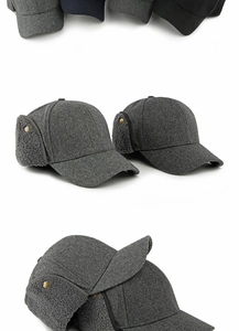 Detalle de gorra de lana con orejeras de forro polar y tejido gris con textura