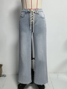 Nahaufnahme hellblauer Wide Leg Jeans mit hohem Bund und Vintage-Schnürung vorne