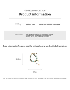 Vue détaillée de perles en pierre turquoise avec breloque dorée et strass