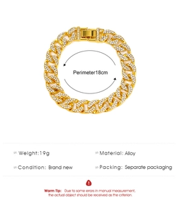 Dettaglio di un bracciale a maglia cubana dorato da 18cm con cristalli e base in lega