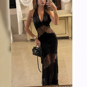 Abito lungo sexy in velluto e pizzo con scollo all'americana e schiena scoperta