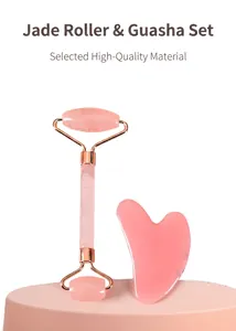 Rosenquarz-Gesichtsroller und herzförmiges Gua Sha-Set auf einem rosa Display-Ständer
