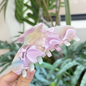 Elegante pinza per capelli in acetato viola con motivo marmorizzato e perlescente