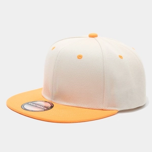 Dettaglio di un cappello snapback beige con visiera arancione e adesivo originale