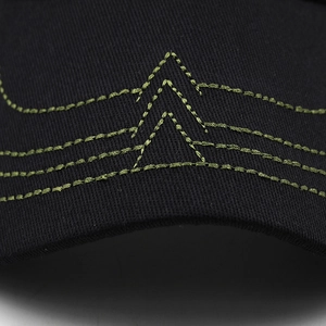 Dettaglio delle cuciture verdi a forma di montagna sulla visiera del cappello nero